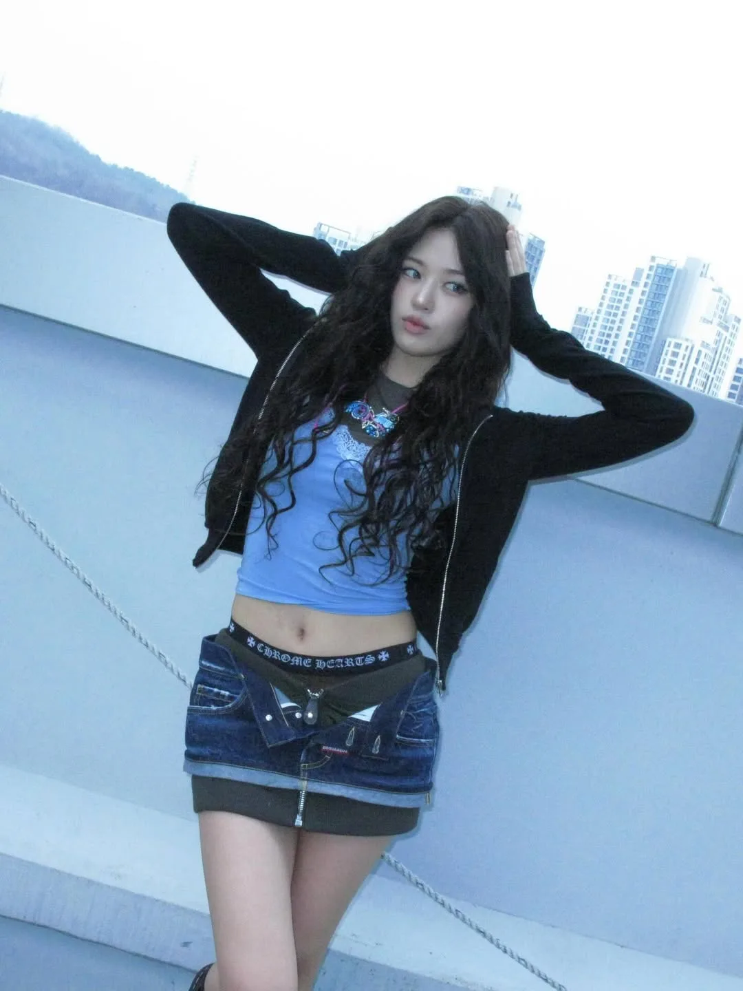 An Yujin (IVE) khẳng định phong cách It-girl năng động với chiếc hoodie zip nỉ da cá cực kỳ thoải mái.