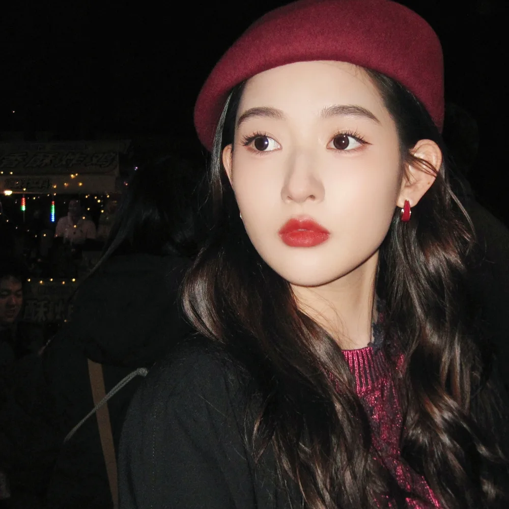 Vương Ngọc Văn đội nón len đỏ