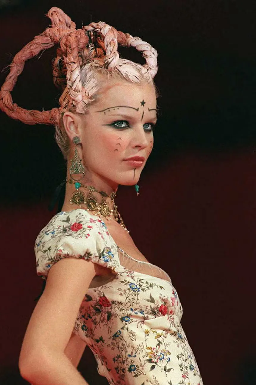 **Eva Herzigova trong show diễn Givenchy Xuân Hè 1997 của John Galliano.
