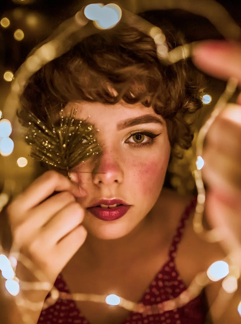 Cách trang điểm-Cô gái cầm nhánh cây. Cách trang điểm-Cô gái cầm nhánh cây.