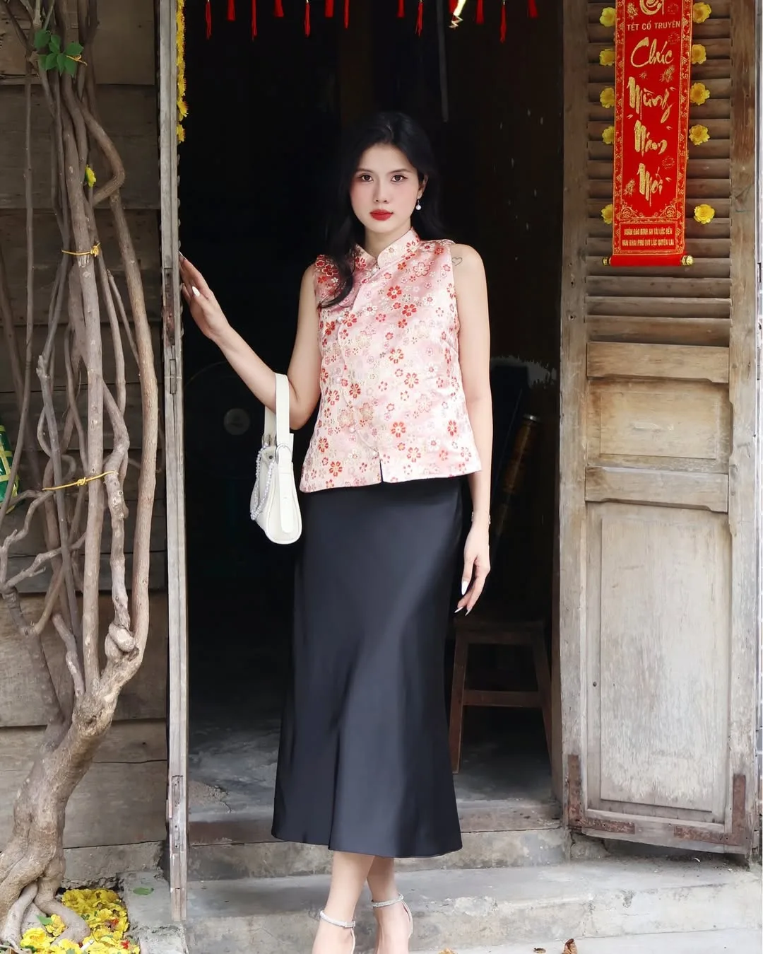 Gam màu đỏ sang trọng của gấm, điểm nhấn cho một năm mới đầy thịnh vượng và may mắn.