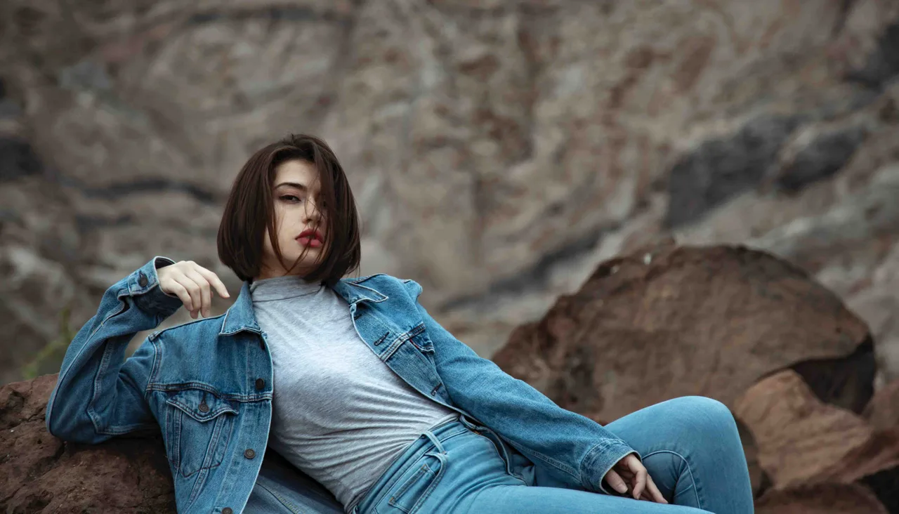 cô gái quyến rũ tóc ngắn