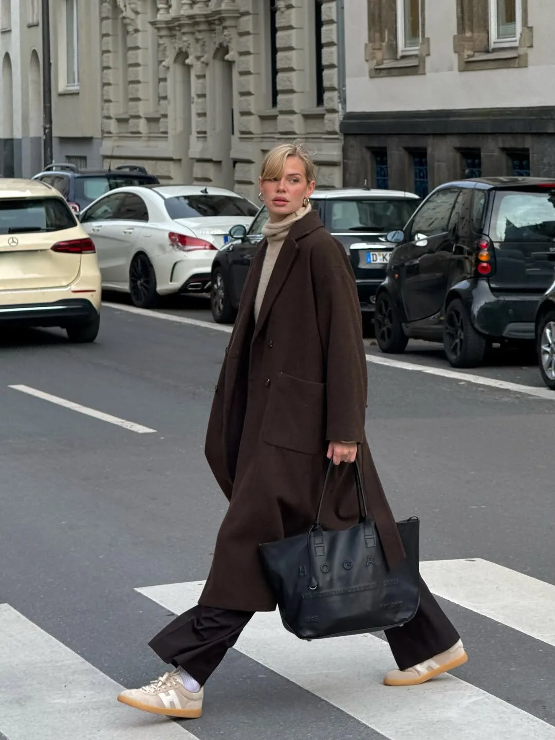 Áo cổ lọ và blazer nâu