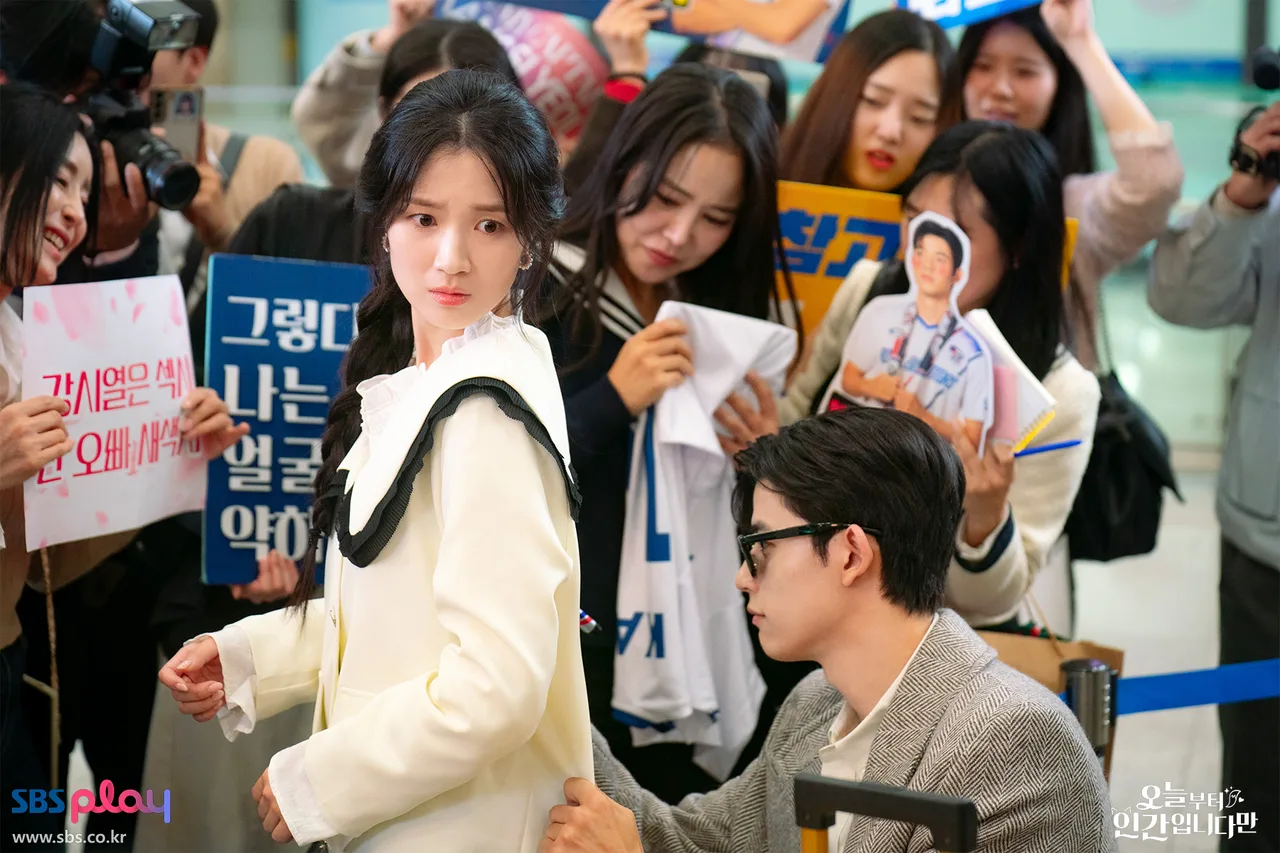 Eun Ho (Kim Hye Yoon), một hồ ly chín đuôi có cuộc đời bị đảo lộn khi đụng độ cầu thủ bóng đá Kang Si Yeol (Lomon)