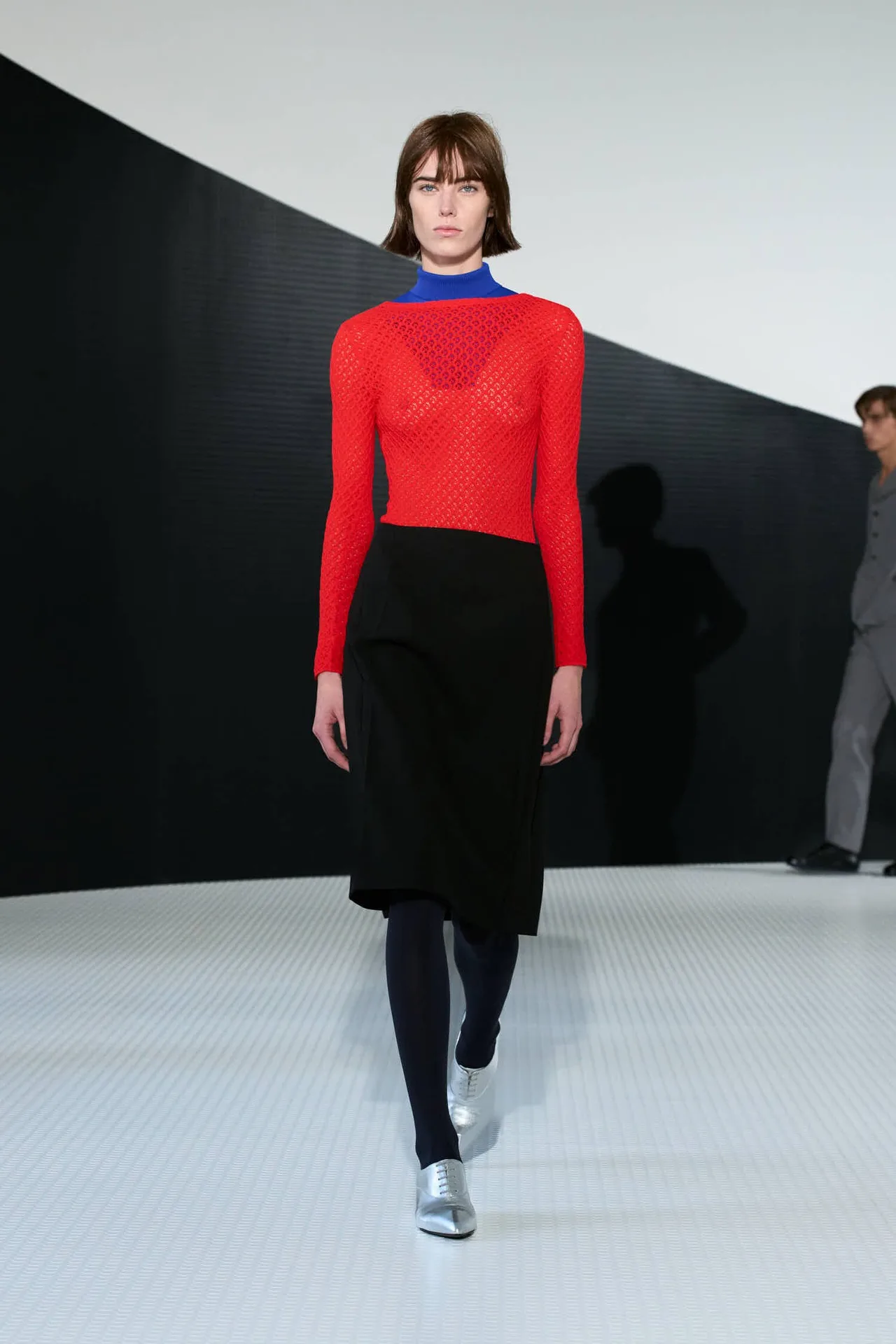 Thẩm mỹ Jil Sander được thể hiện qua sự tĩnh lặng và kỷ luật, tạo nên vẻ đẹp nội tại thay vì gây ấn tượng bề mặt.