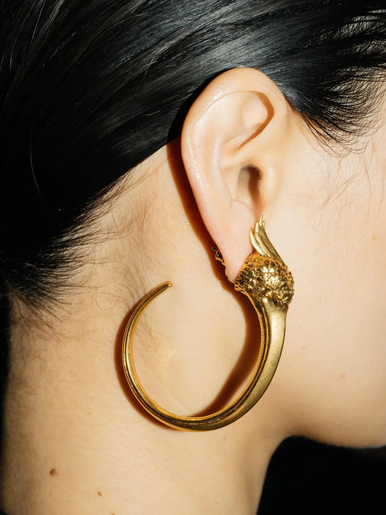 Bông tai to bản Schiaparelli