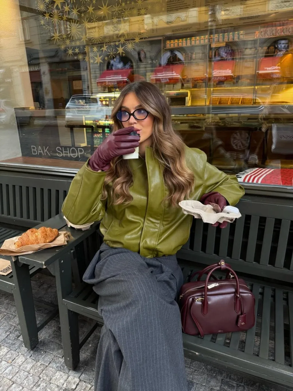 Đôi găng tay da lộn màu đỏ burgundy kết hợp cùng áo blazer màu trung tính chuẩn thời trang mùa Đông.