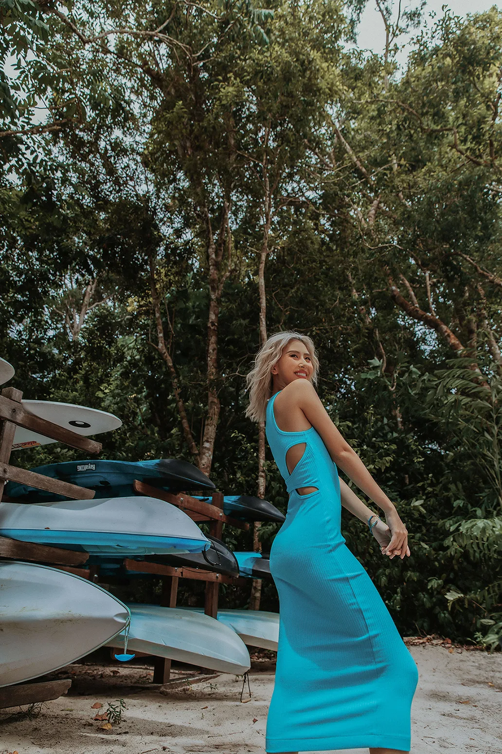 Quỳnh Anh Shyn mặc đầm body màu xanh lam của H&M mùa Hè 2022