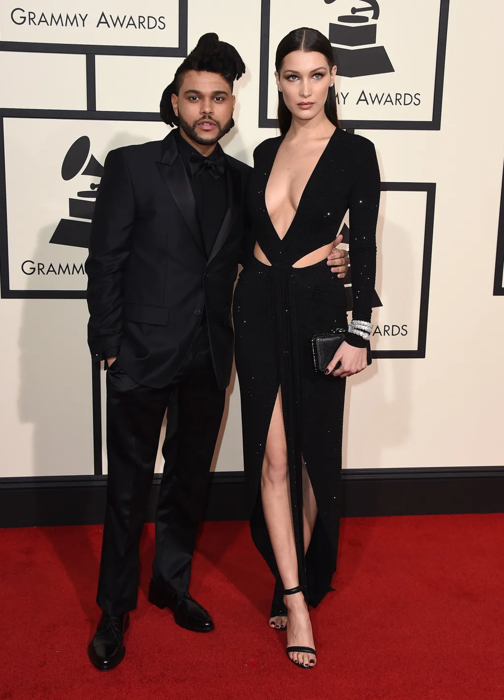 Bella Hadid và bạn trai ca-nhạc sĩ kiêm nhà sản xuất âm nhạc The Weeknd ( Abel Tesfaye) trên thảm đỏ của Grammy Awards 2016. Vẻ quyến rũ của Bella được tôn triệt để với đầm cắt xẻ táo bạo của Alexandre Vauthier.