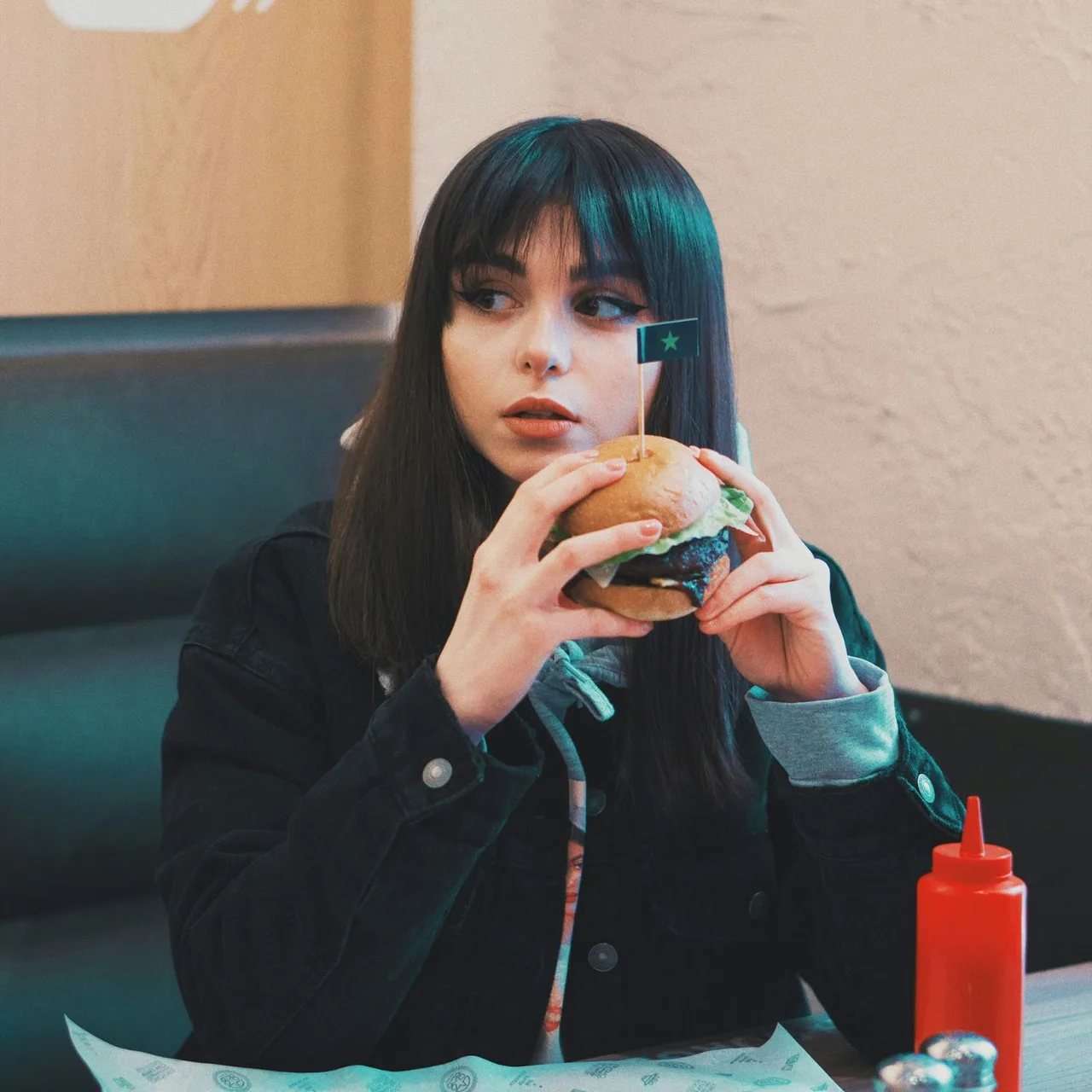 Bài trắc nghiệm về cô gái tóc đen ăn hamburger
