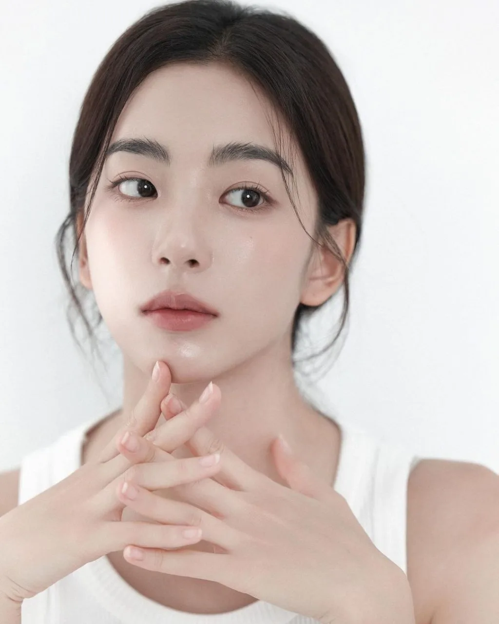 Phụ nữ da trắng tóc búi - Sản phẩm định hình chân mày cho cô nàng clean girl
