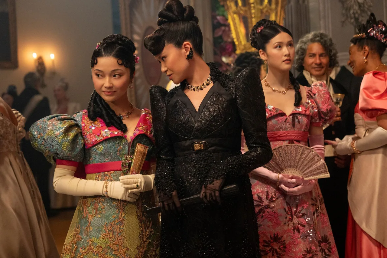diễn viên Katie Leung trong vai quý bà Penwood - Araminta Gun trong phim Bridgerton mùa 4