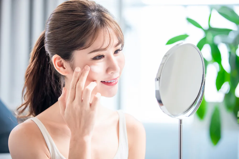 Trong các bước trang điểm mắt mí lót thì dùng kem lót là bước không thể bỏ qua