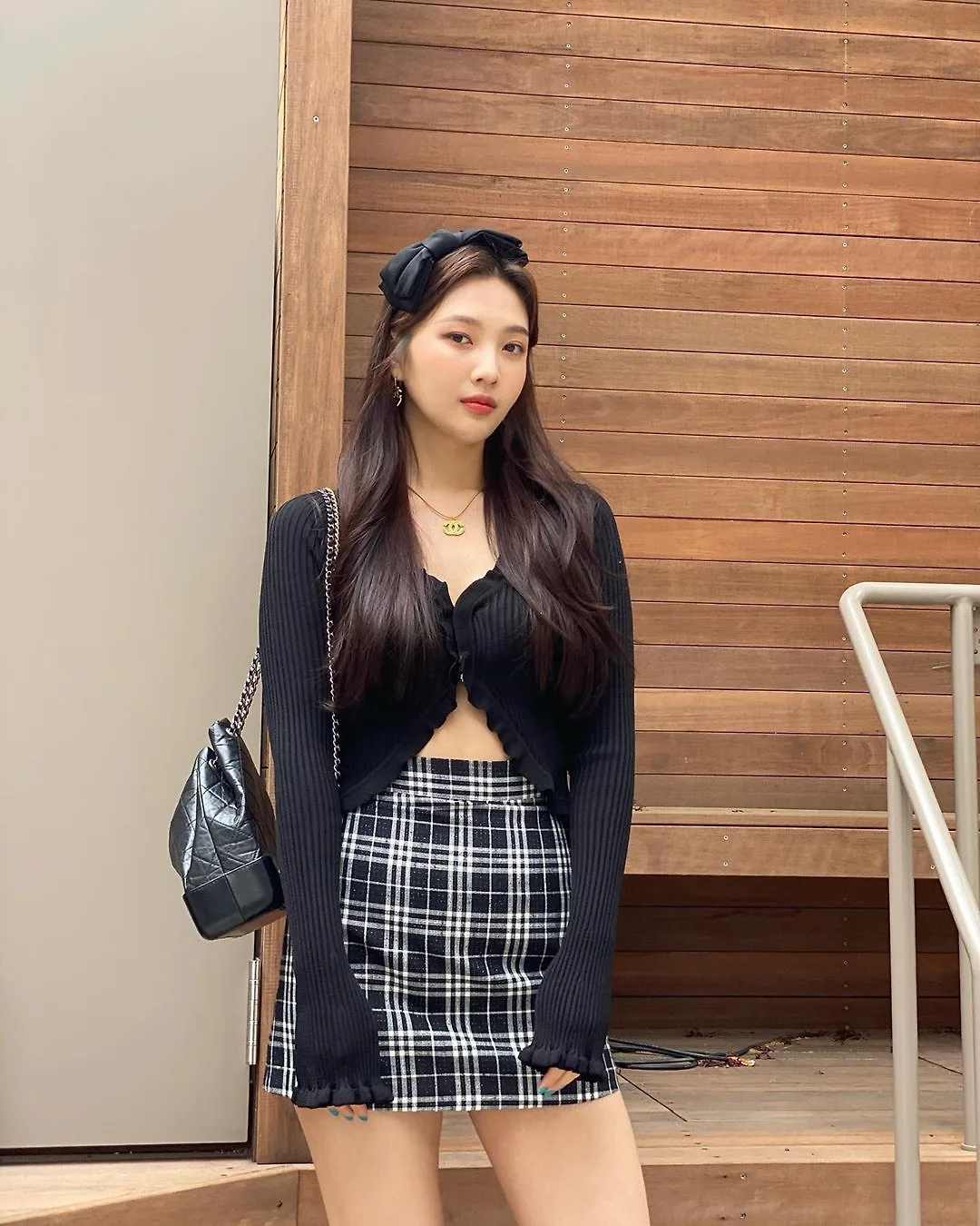 Joy mặc áo cardigan lửng có chi tiết nhún bèo