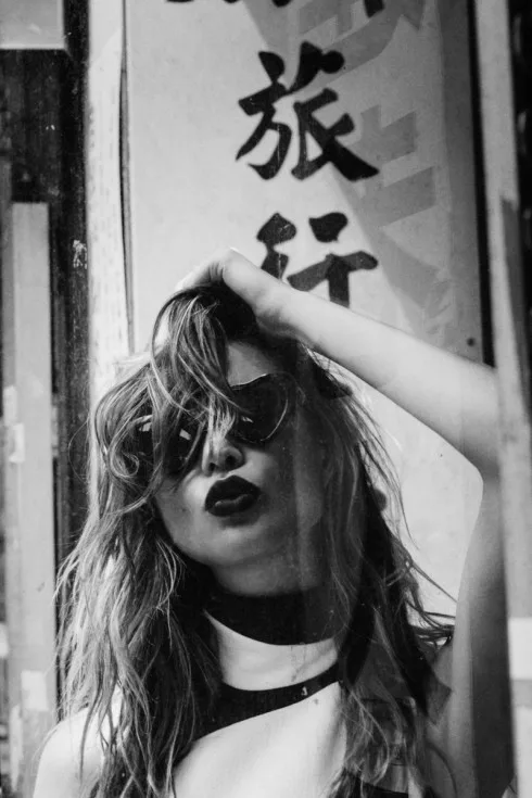 Behati-Prinsloo-so-it-goes-5
