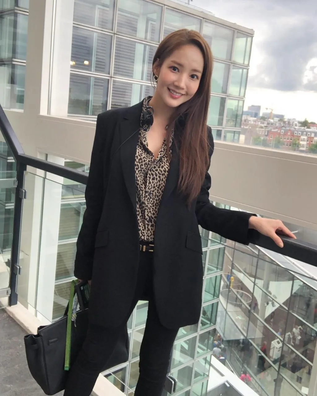 Park Min Young phối áo sơ mi hoạ tiết da động vật