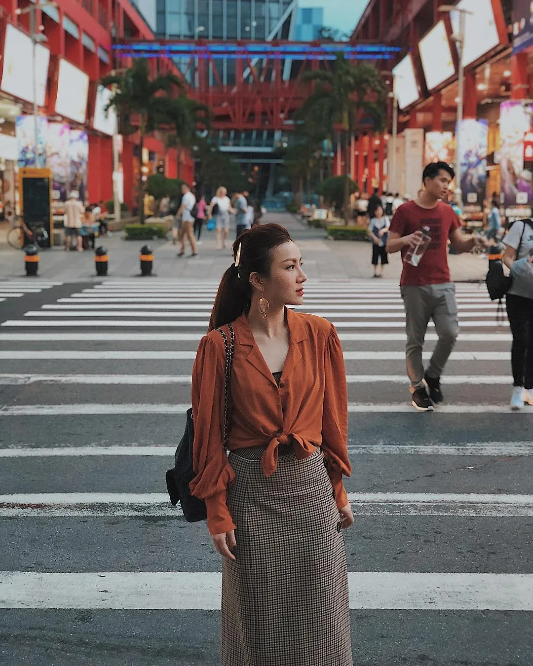 Áo buộc vạt - Xu hướng thời trang làm "say nắng" phái đẹp trong mùa Hè năm nay 5 Áo buộc vạt - Xu hướng thời trang làm "say nắng" phái đẹp trong mùa Hè năm nay 4