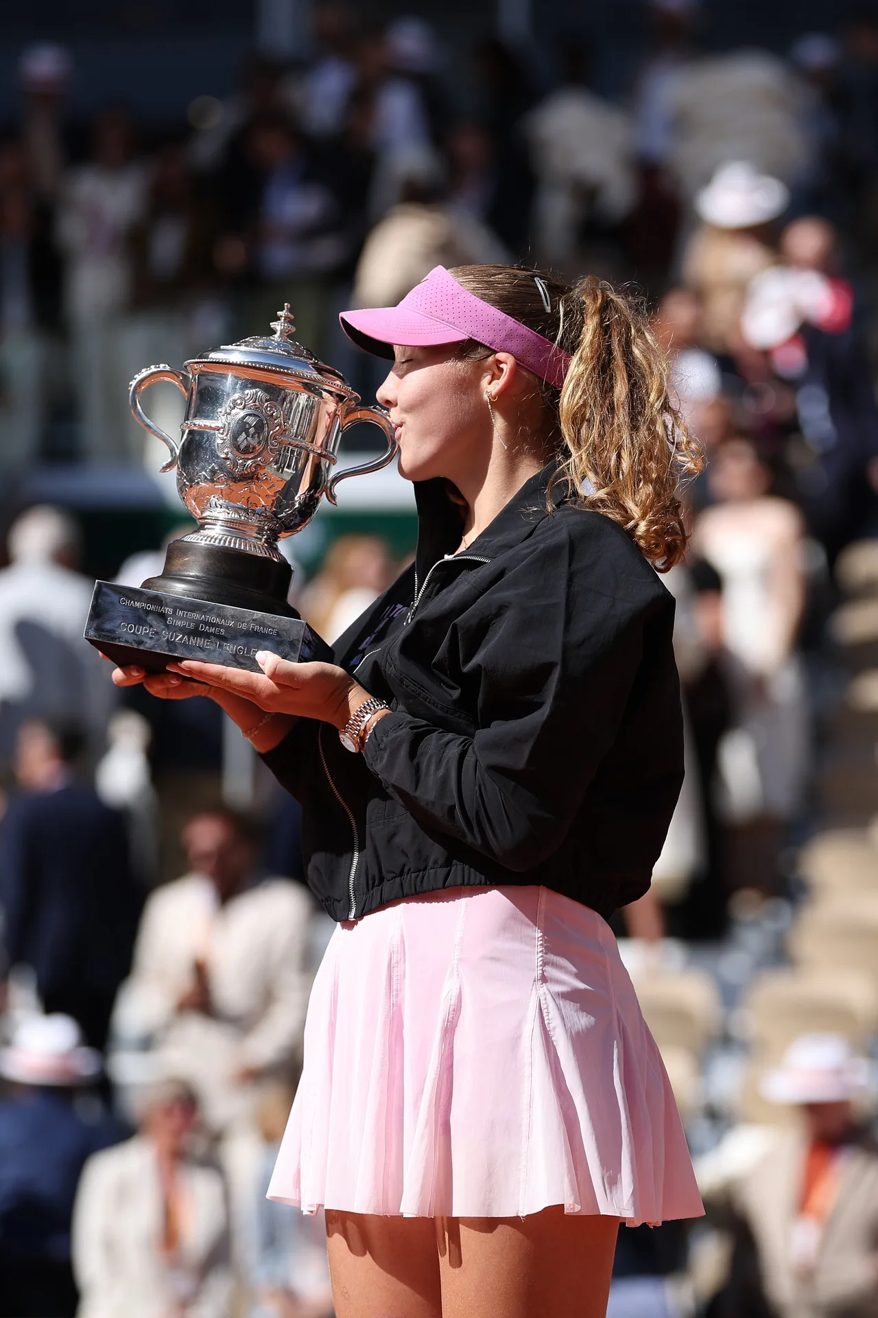 Rolex Testimonee Mirra Andreeva nâng cao chiếc cúp Suzanne-Lenglen sau khi giành chiến thắng tại nội dung đơn nữ giải quần vợt Roland-Garros 2026