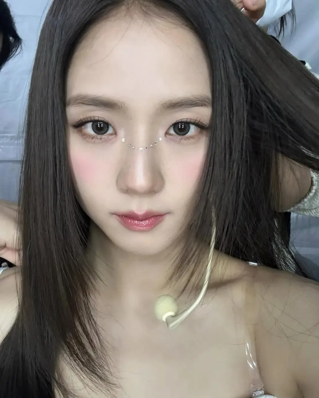 Jisoo trang điểm đính đá ở giữa 2 đầu mắt