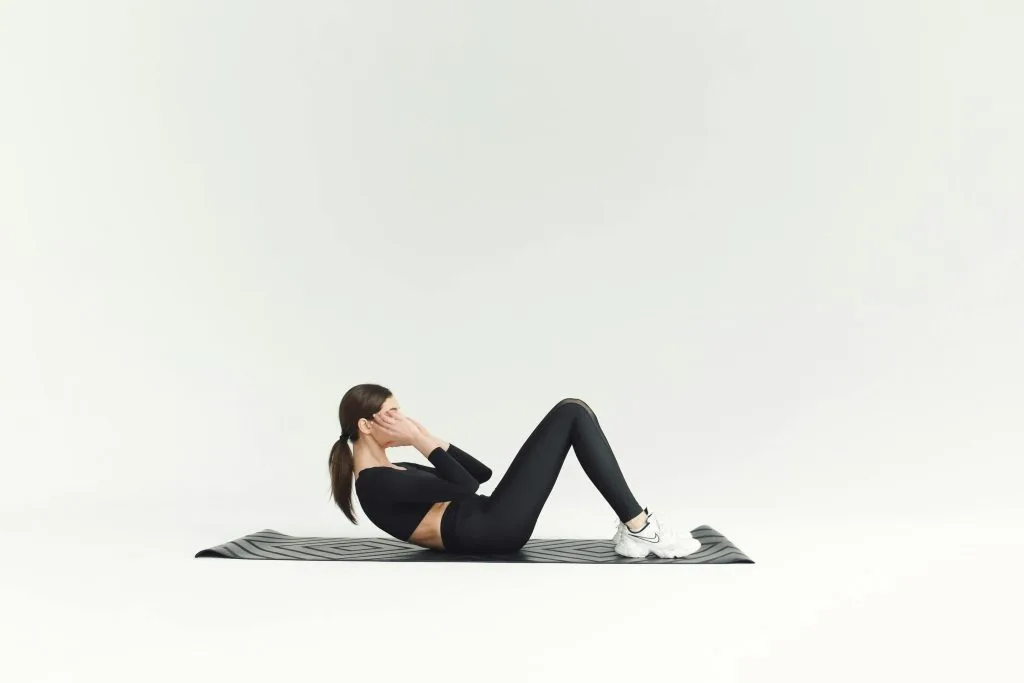 cô gái đang tập sit-up để cải thiện thể lực