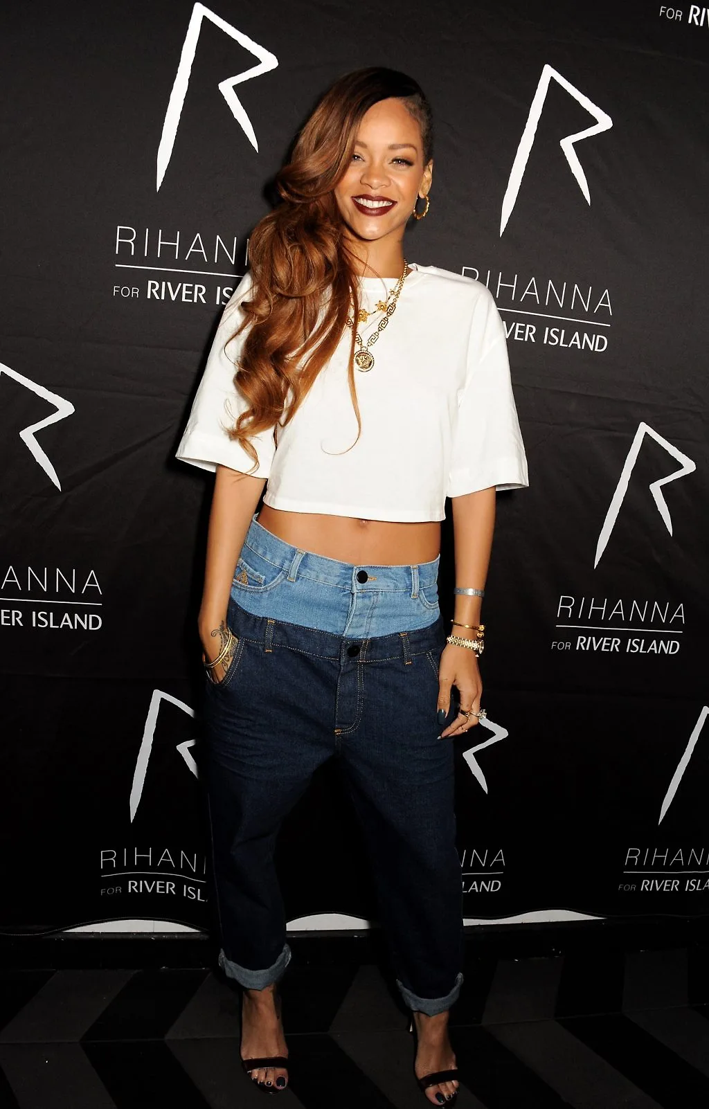 Rihanna mặc áo crop top và quần jeans hai lưng sự kiện River Island