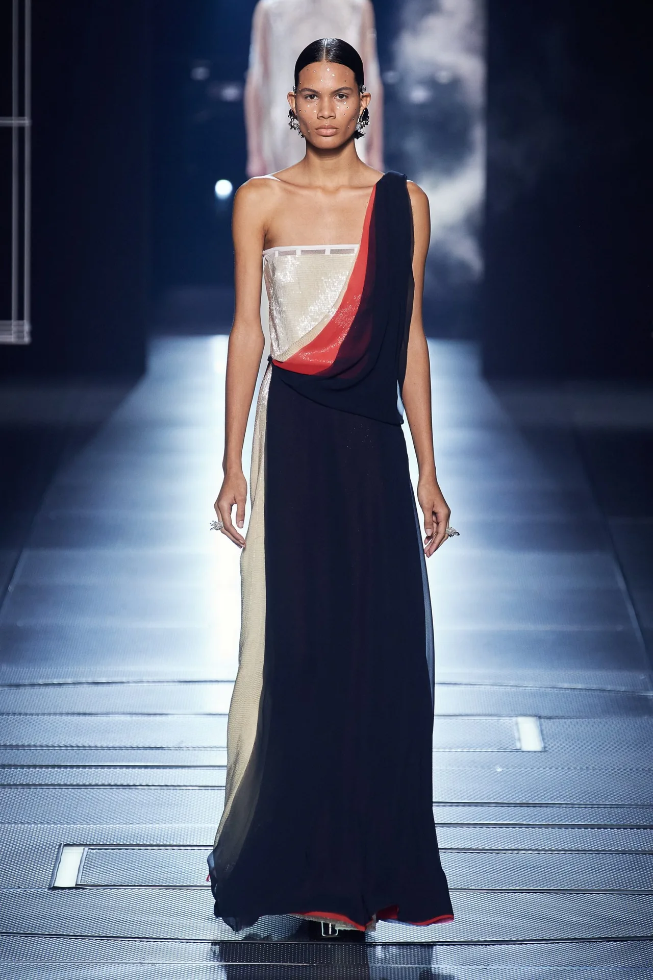 fendi đầm lệch vai lấy cảm hứng từ togas