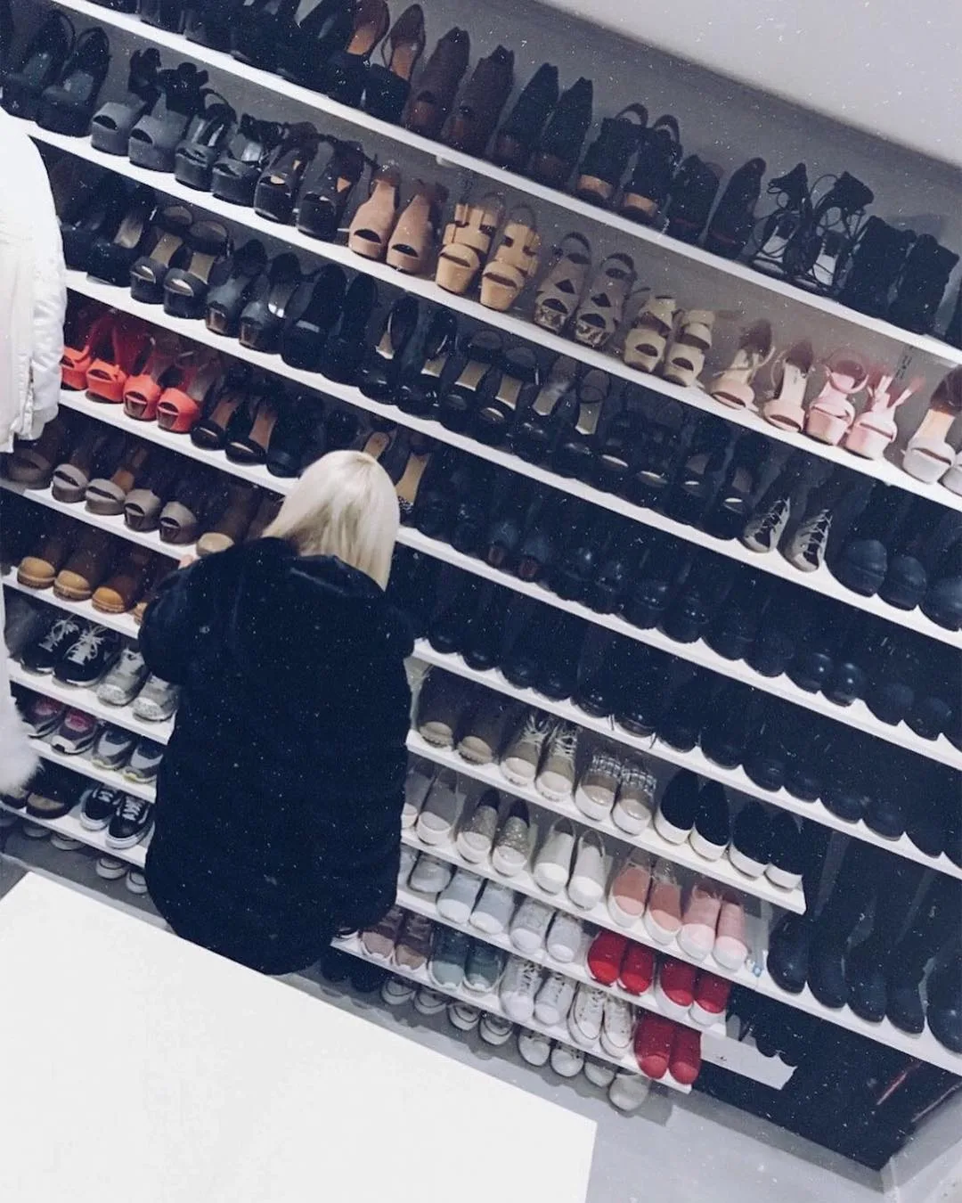Những cô nàng sở hữu tủ giày sneaker trong mơ của mọi cô gái Những cô nàng sở hữu tủ giày sneaker trong mơ của mọi cô gái