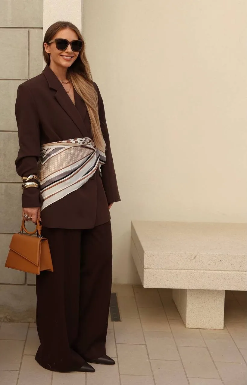 khăn lụa phối cùng blazer