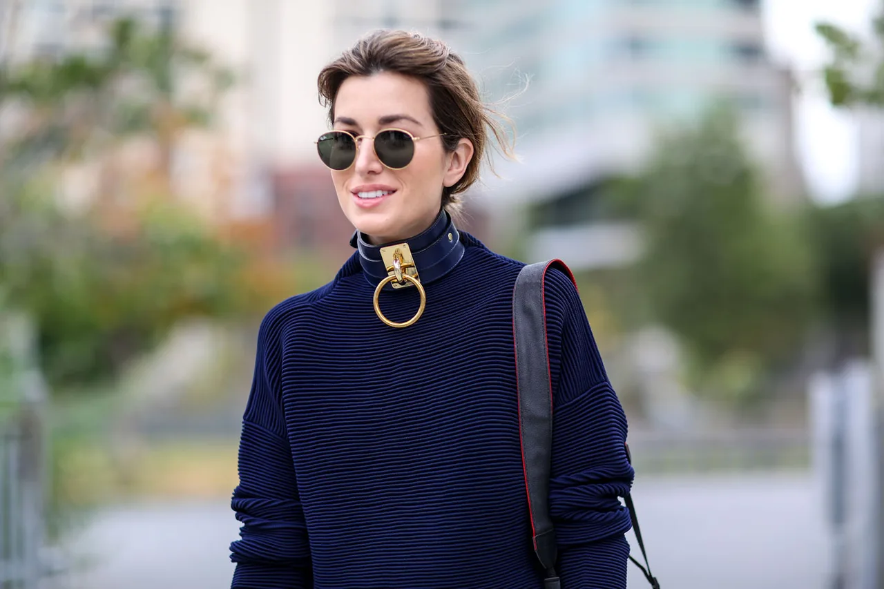 Vòng cổ choker to bản trở nên thanh lịch khi được phối cùng tông xanh với áo.