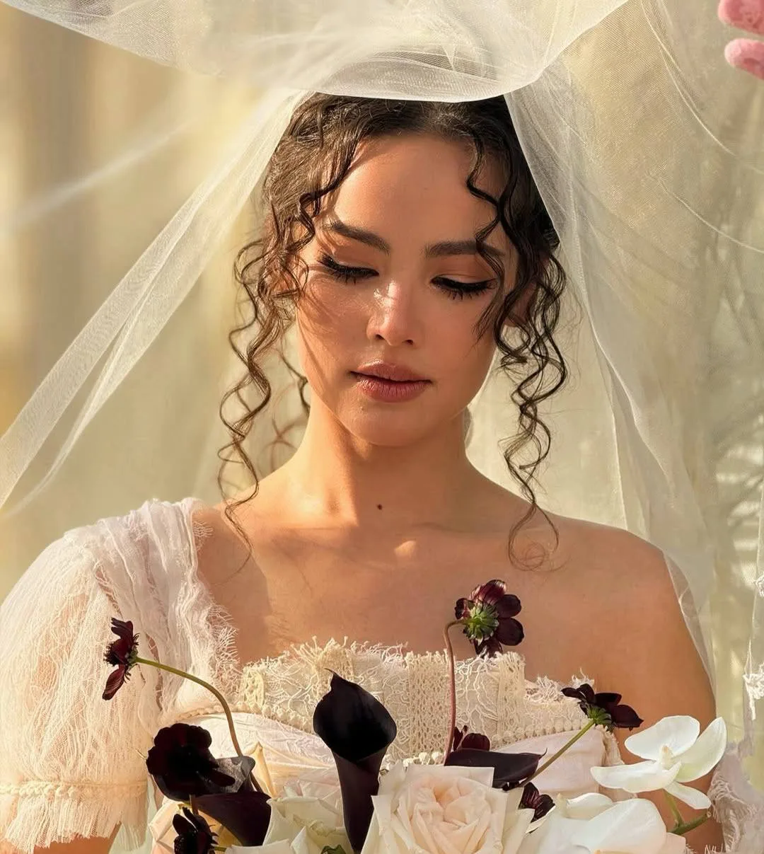 khăn voan của Yaya Urassaya trong tiệc độc thân