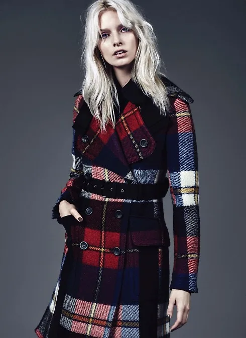 Áo, chân váy & áo khoác len kèm thắt lưng PRADA Bốt đen PRADA Hoa tai JENNIFER FISHER