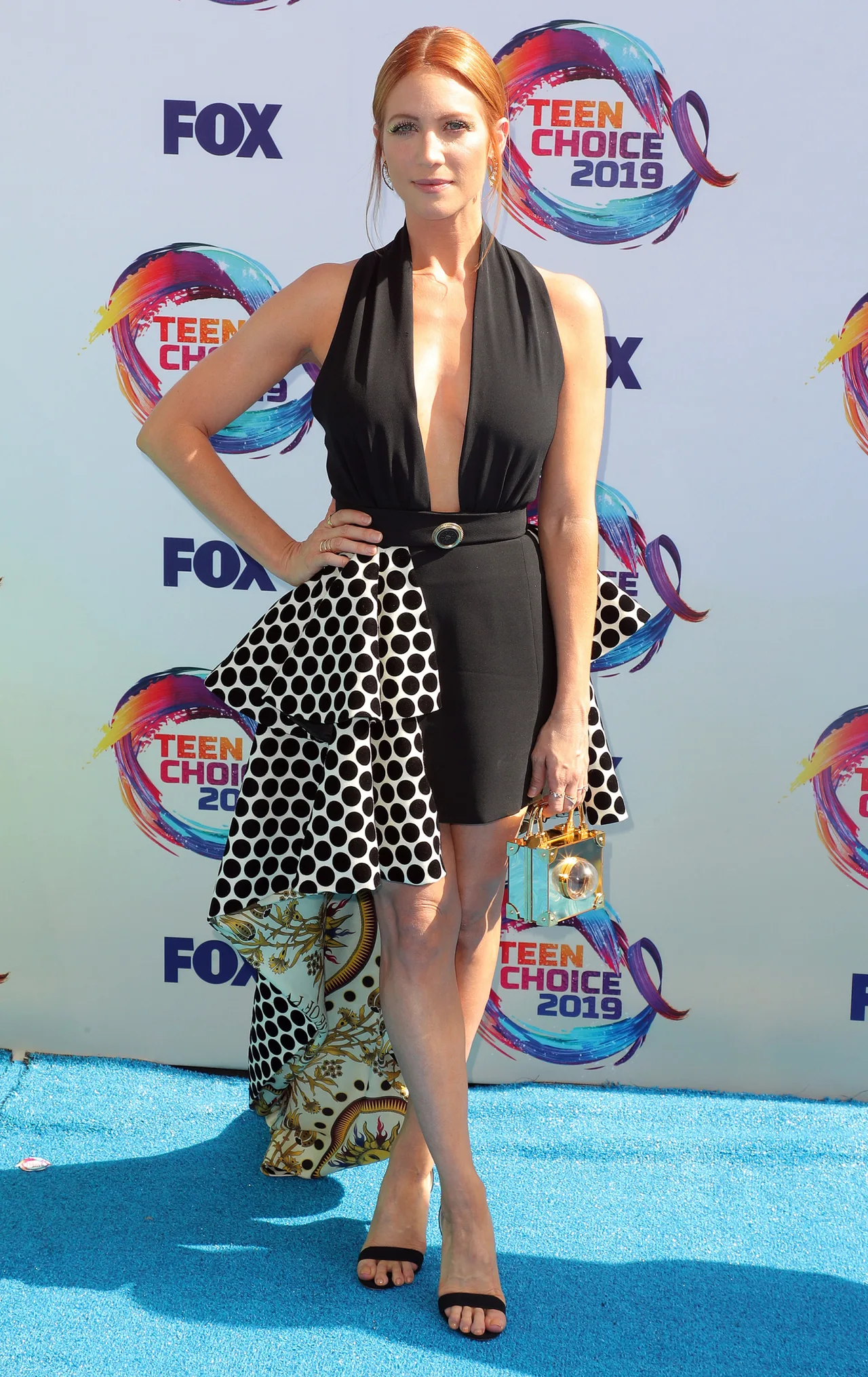 Brittany Snow diện váy đen hoạ tiết chấm bi