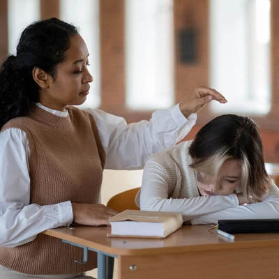 cô gái áo nâu đang an ủi