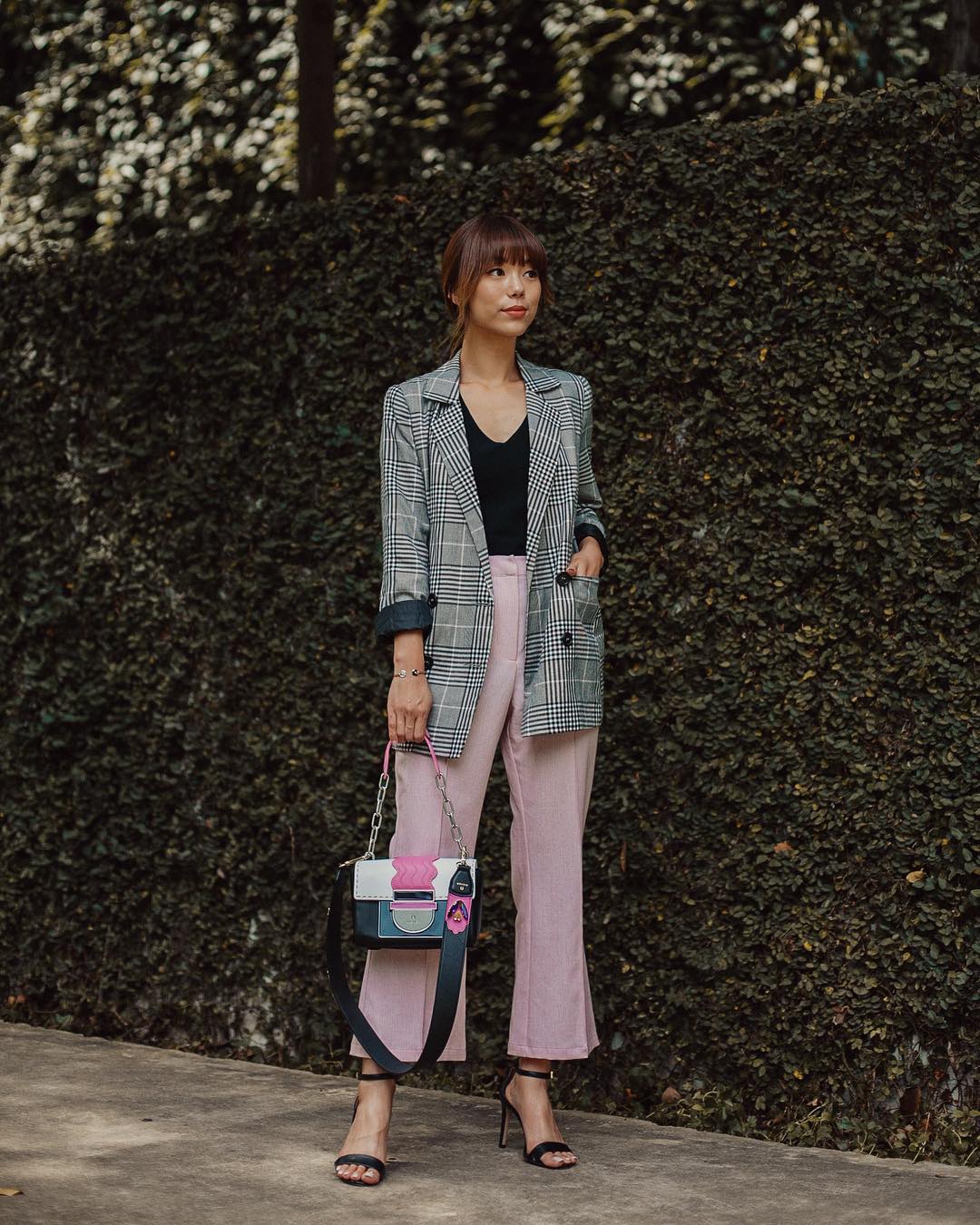 Dresscode casual chic - quần âu màu pastel và blazer kẻ ô