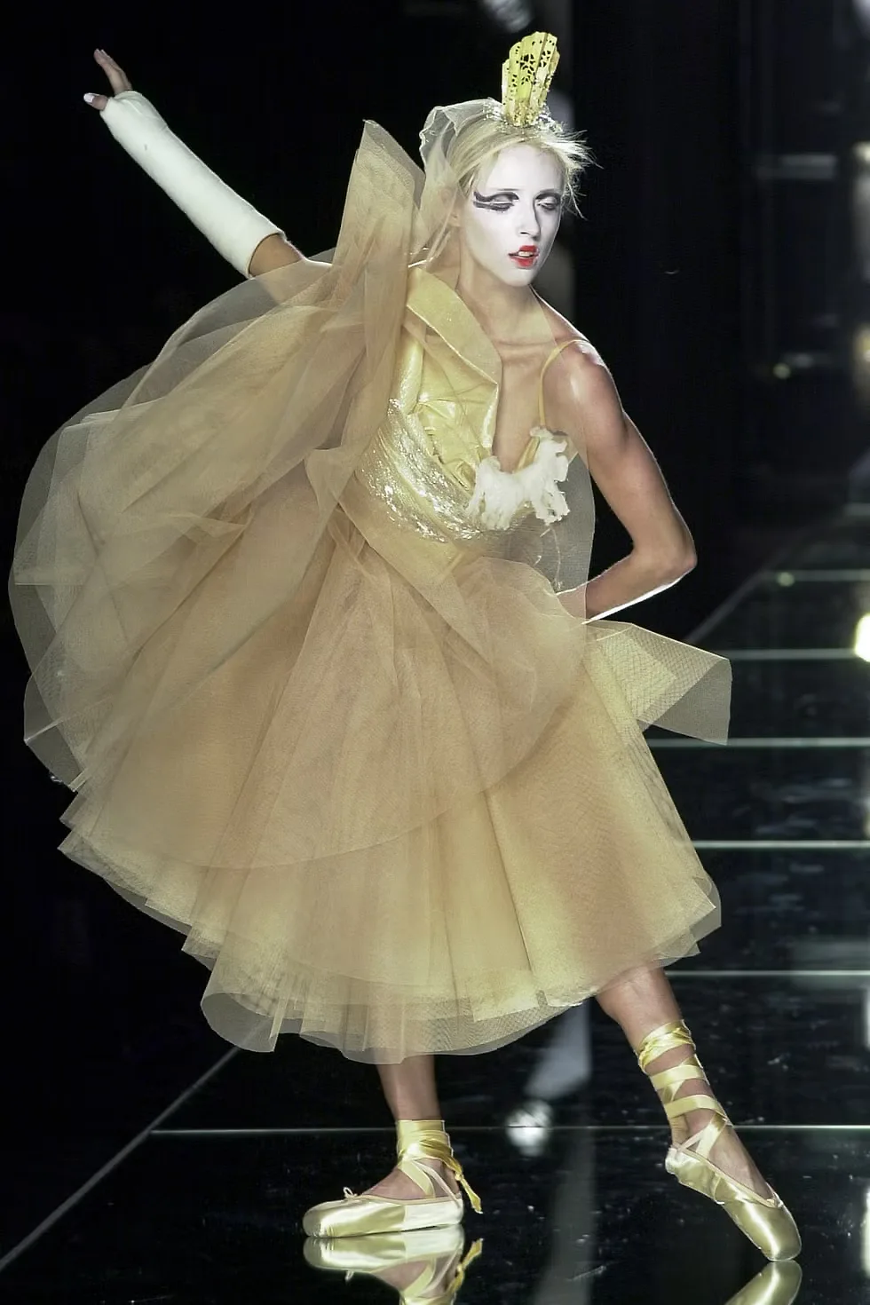 Một thiết kế trong show diễn Dior Haute Couture Xuân Hè 2000 của John Galliano. (Ảnh: Victor Virgile)