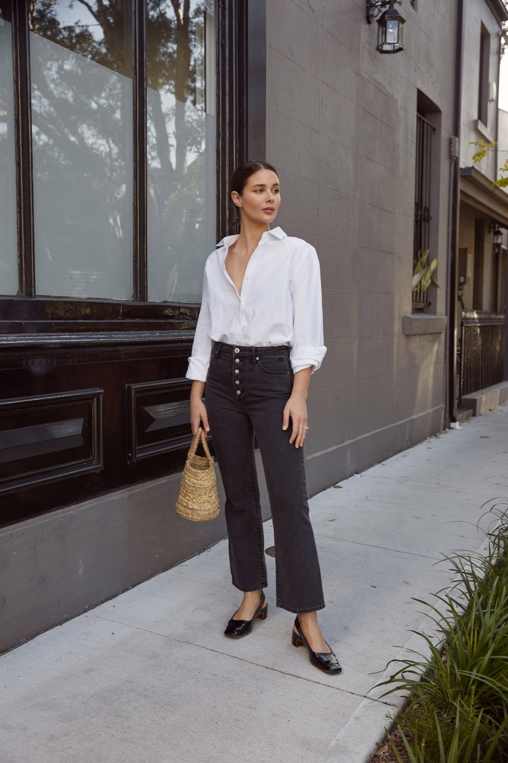 phong cách tối giản - sara crampton mặc áo sơ mi trắng và jeans
