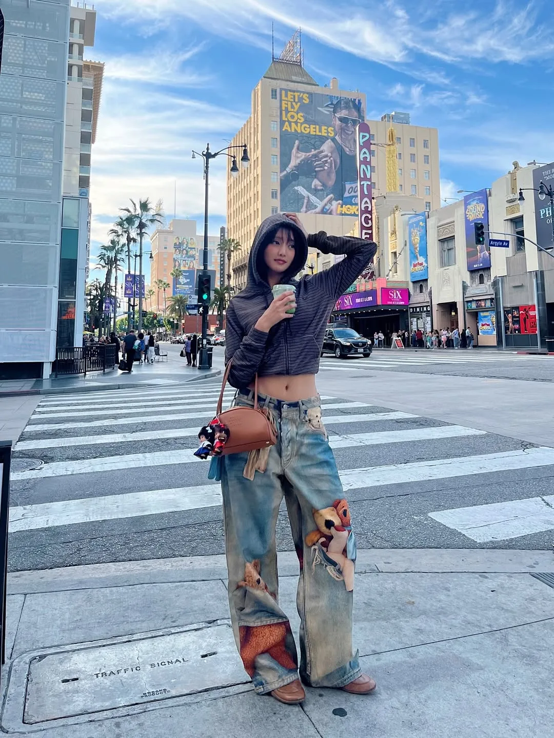 Hoodie zip phối cùng crop top là bản phối kinh điển giúp nâng tầm tinh thần Sporty-chic mạnh mẽ.