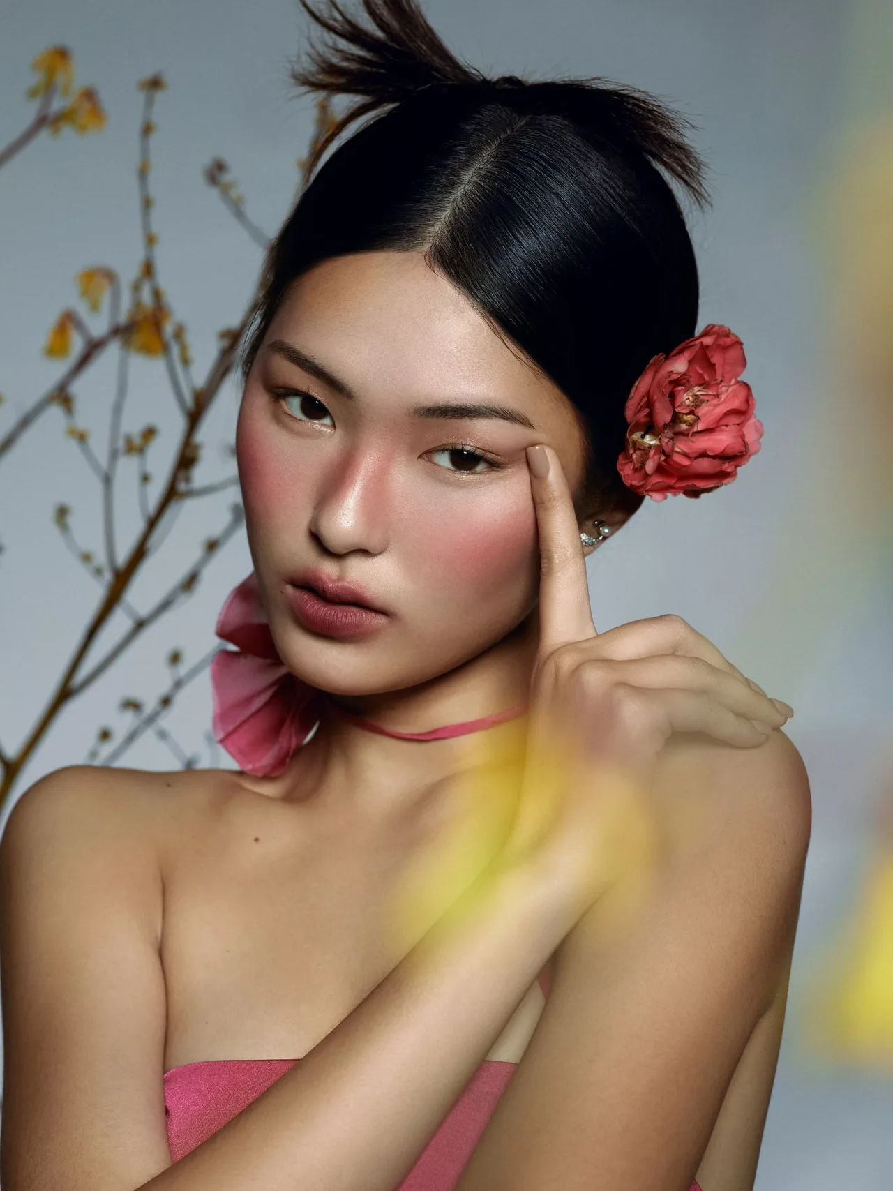 Người mẫu cài hoa hồng, makeup trong veo