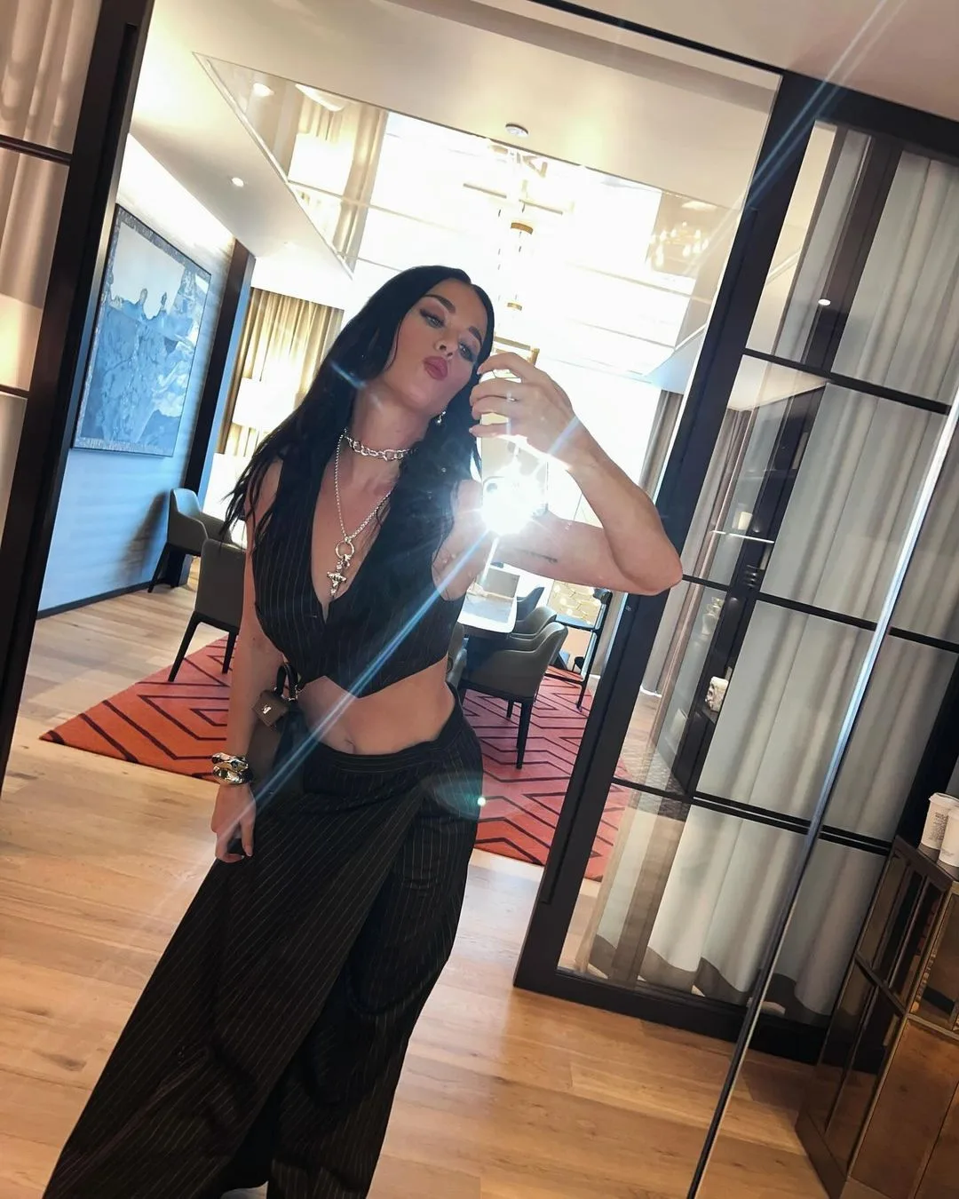 katyperry diện all black