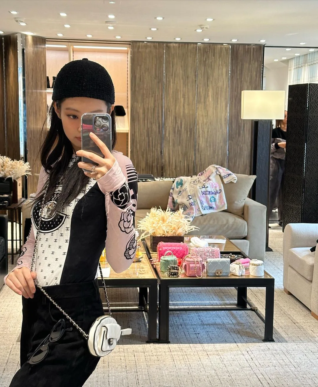 Jennie túi đeo chéo trắng