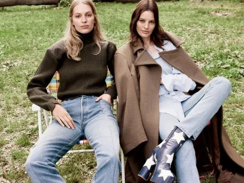 hong cách thiết kế của Gvasalia có tỉ lệ bố cục mới, hòa trộn giữa tính cổ điển không lãng mạn, tính thực tế sâu sát với cuộc sống hiện thực và thấm nhuần tư tưởng nguyên sơ nhất của thời trang đường phố.