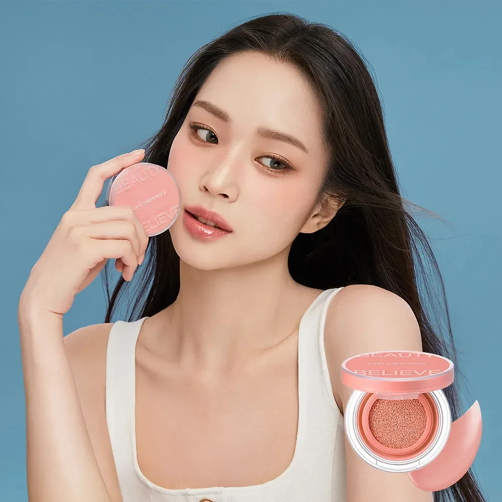 cô gái cầm hộp cushion má hồng Jungsaemmool