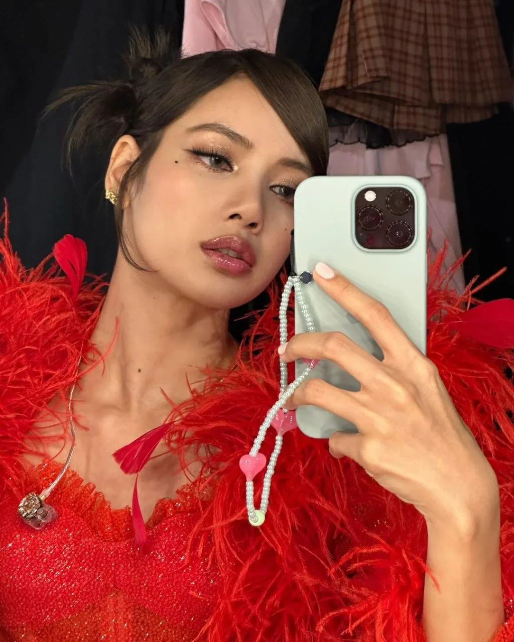 lisa selfie trước gương với đôi môi căng mọng