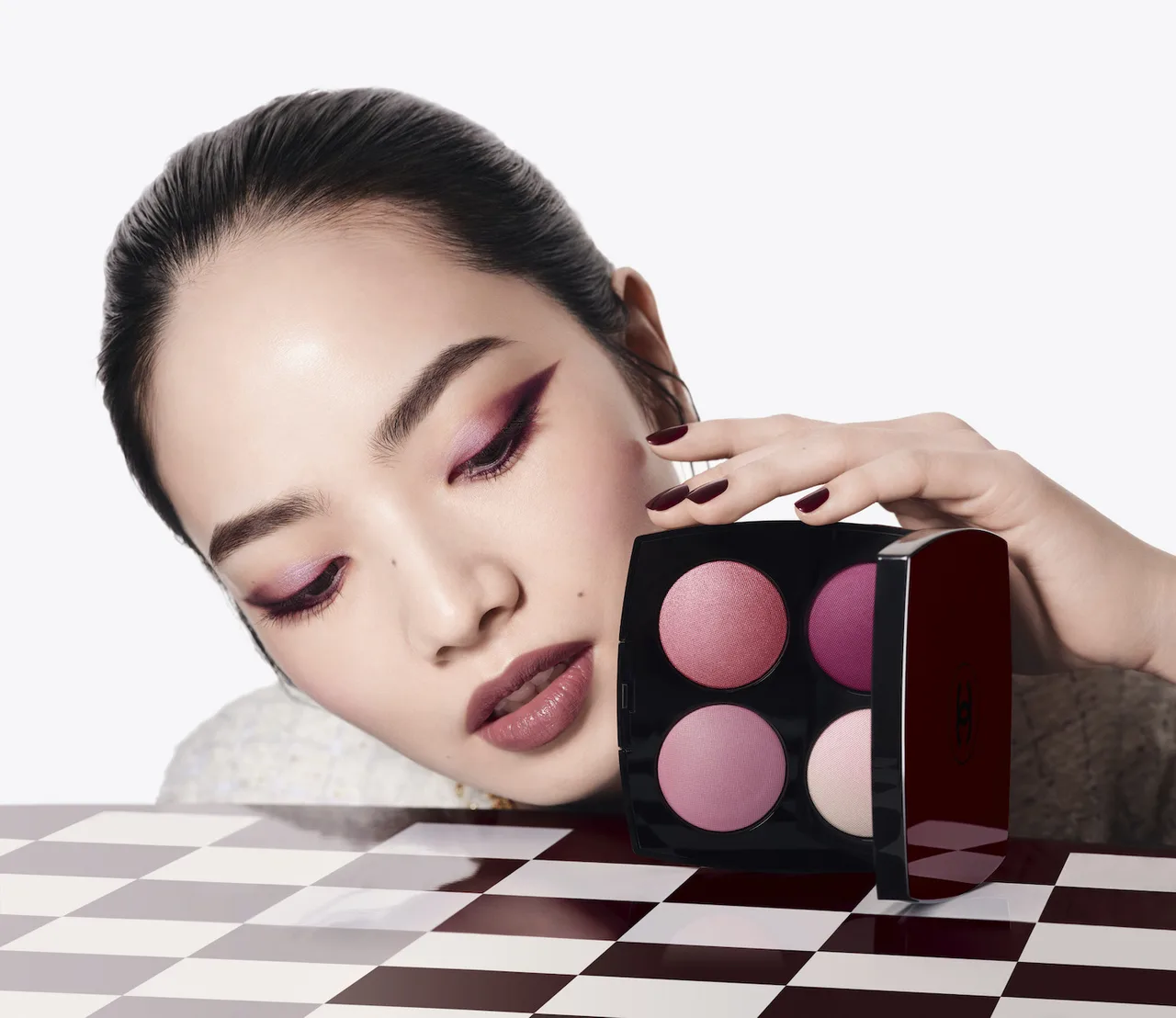 Nana Komatsu và bảng màu mắt má đa năng Rouge Noir Confidence phiên bản giới hạn.