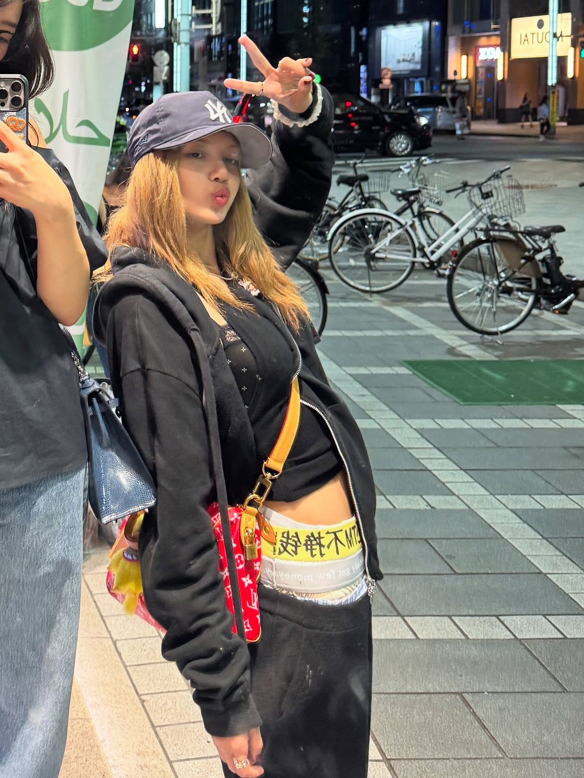 áo khoác phối quần tập @lalalalisa_m