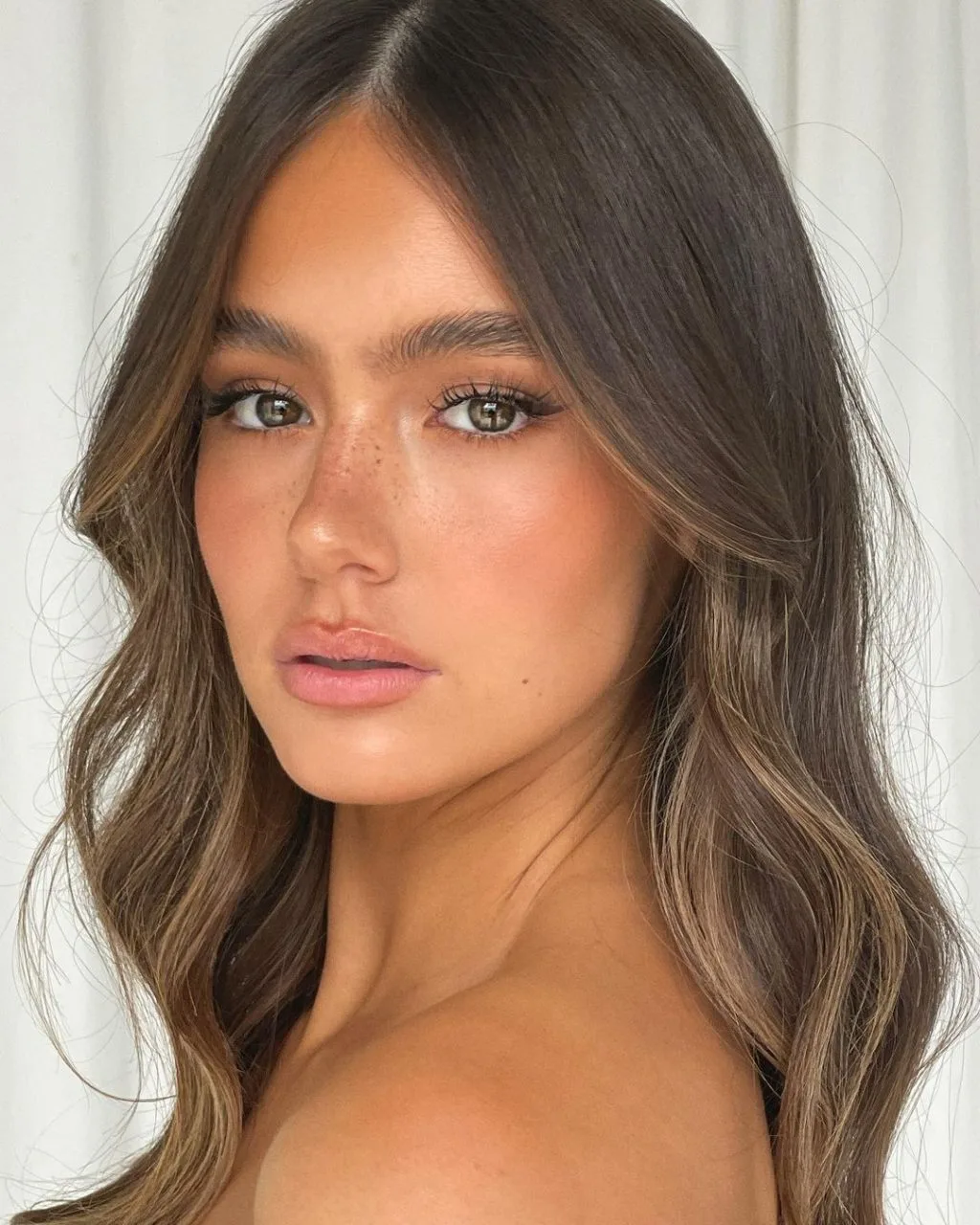Một lớp nền lì mịn sẽ phù hợp với phong cách Latte Makeup. Một lớp nền lì mịn sẽ phù hợp với phong cách Latte Makeup.