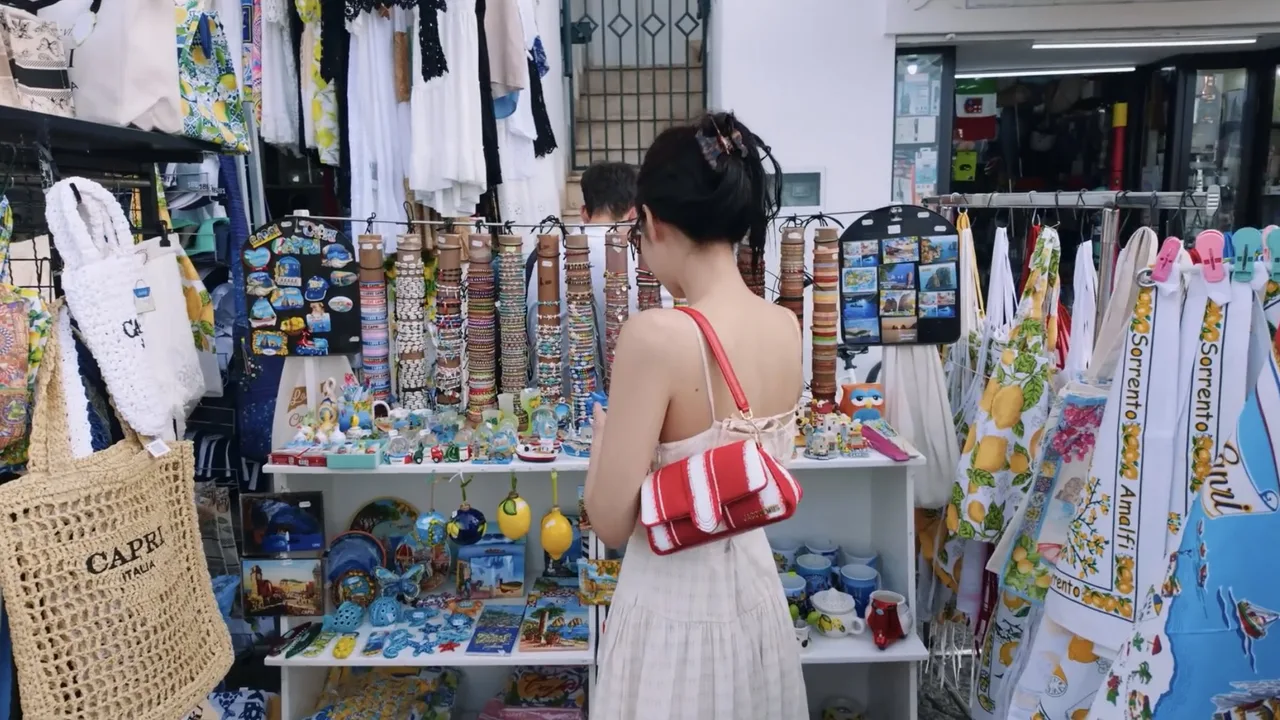 Jennie diện túi sọc đỏ trắng