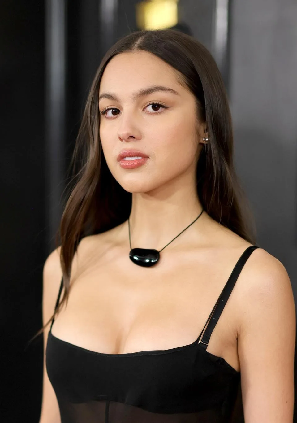 trang sức đen của Olivia Rodriguez