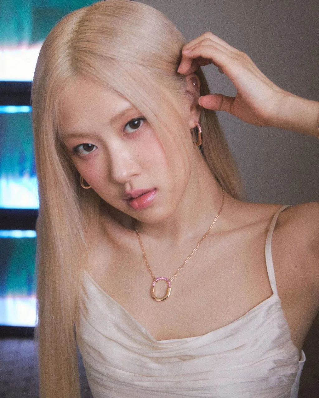 Mái tóc tẩy nhuộm của Rosé. Mái tóc tẩy nhuộm của Rosé.