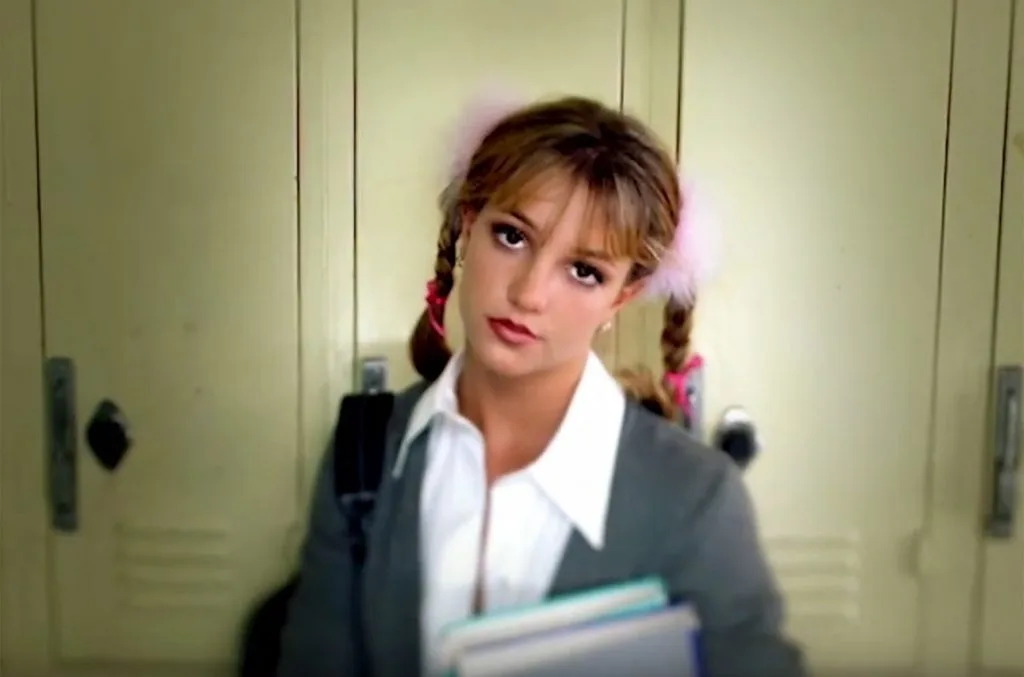 Britney Spears trong MV Baby One More Time Britney Spears trong MV Baby One More Time